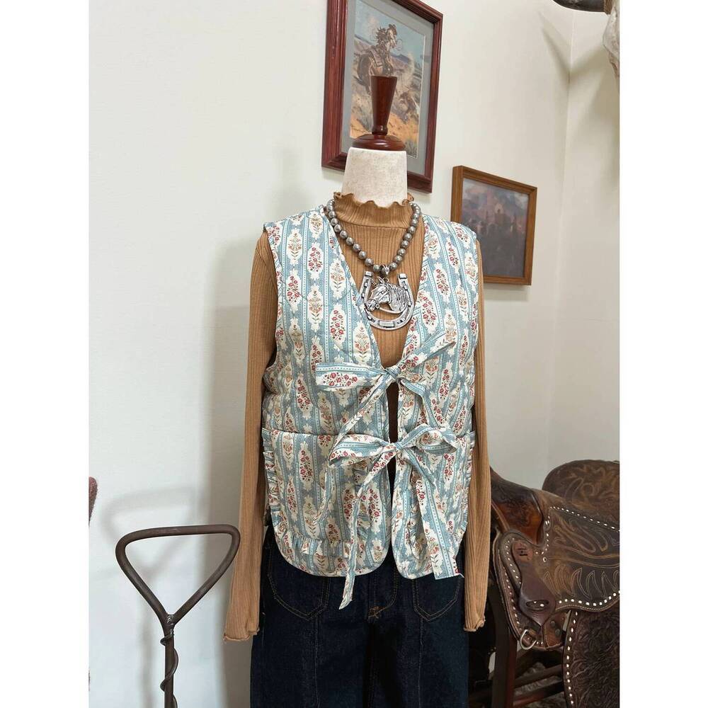 NEW SO ME women's wallpaper quilted vest in blue